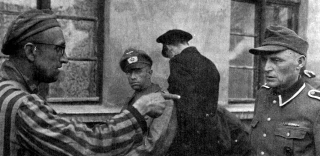 La leggendaria foto di Harold M. Roberts. Il detenuto che indica il suo aguzzino nazista.